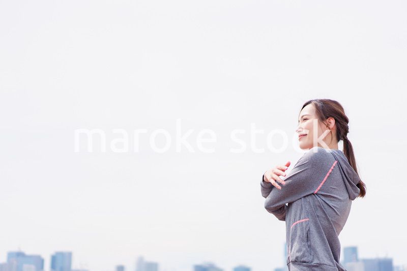 スポーツウェアに着替える若い女性