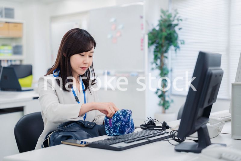 オフィスでお昼休みを過ごすビジネスウーマン