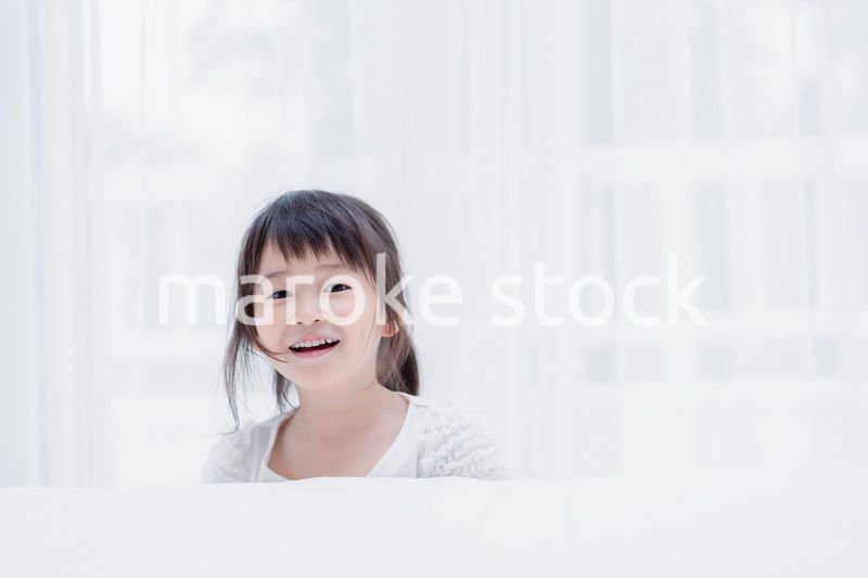 おうちで遊ぶ小さな女の子