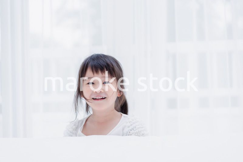 おうちで遊ぶ小さな女の子