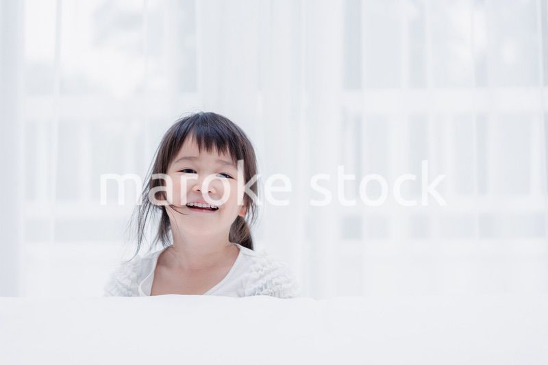 おうちで遊ぶ小さな女の子