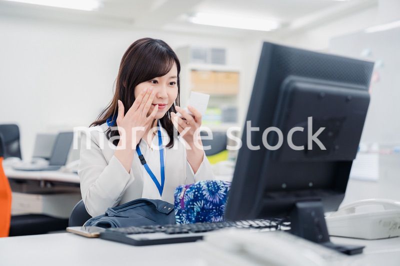 オフィスでお昼休みを過ごすビジネスウーマン