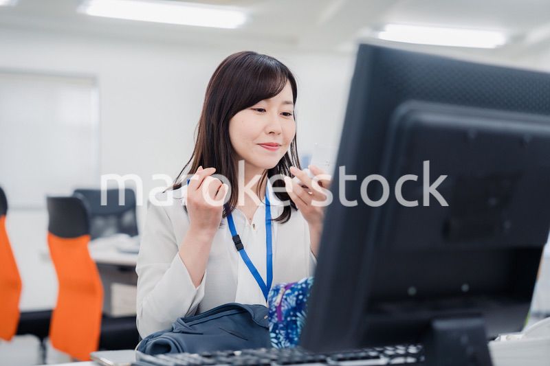 オフィスでお昼休みを過ごすビジネスウーマン