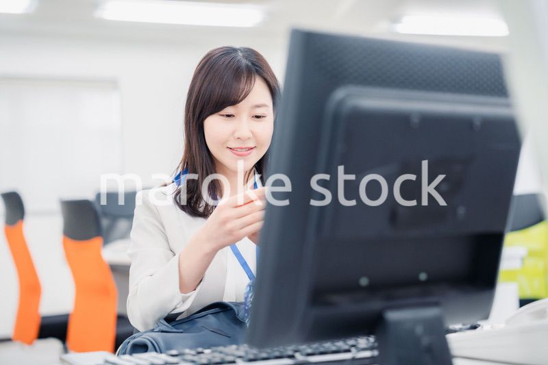 オフィスでお昼休みを過ごすビジネスウーマン