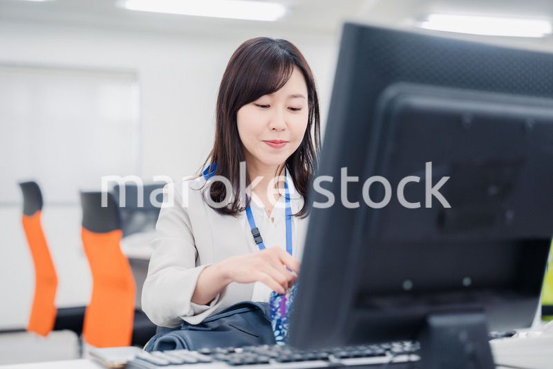 オフィスでお昼休みを過ごすビジネスウーマン