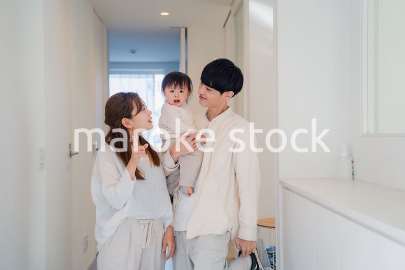 自宅にお客さんを招く若いファミリー