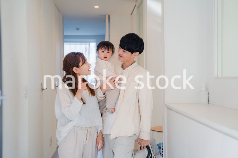 自宅にお客さんを招く若いファミリー