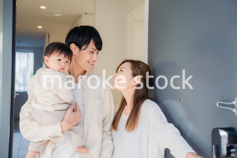 赤ちゃんとお出かけをする若いファミリー