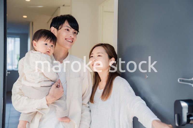 赤ちゃんとお出かけをする若いファミリー