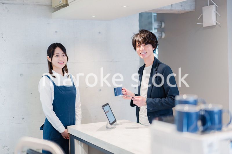 カフェでクレジットカード決済をする男性