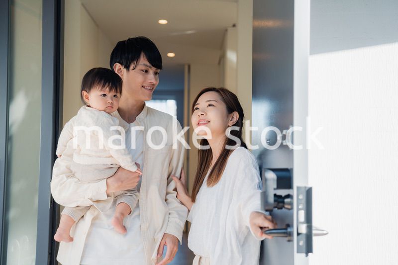 赤ちゃんとお出かけをする若いファミリー