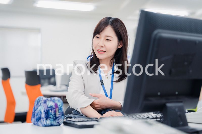 オフィスでお昼休みを過ごすビジネスウーマン