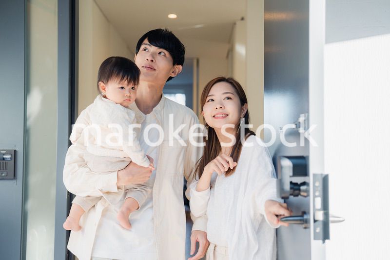 赤ちゃんとお出かけをする若いファミリー