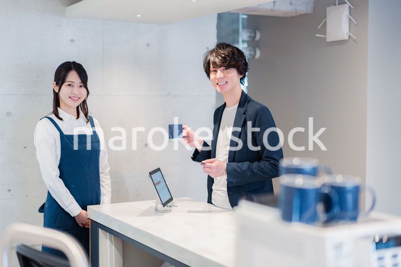 カフェでクレジットカード決済をする男性