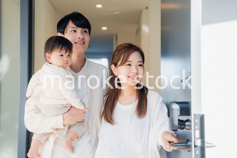 赤ちゃんとお出かけをする若いファミリー