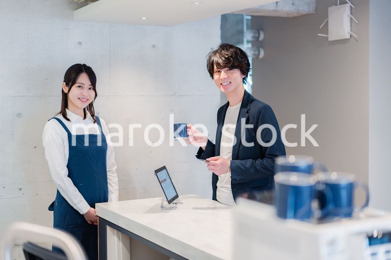 カフェでクレジットカード決済をする男性