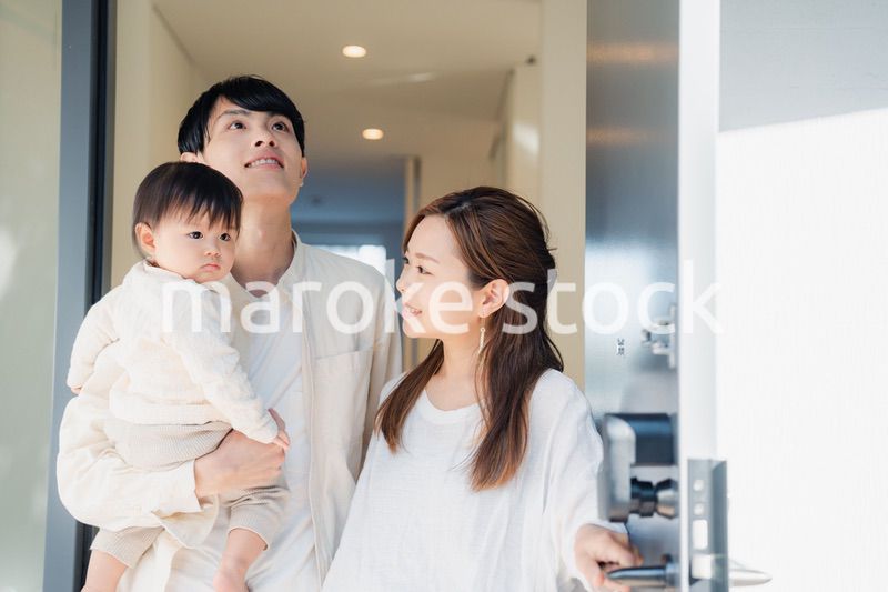 赤ちゃんとお出かけをする若いファミリー