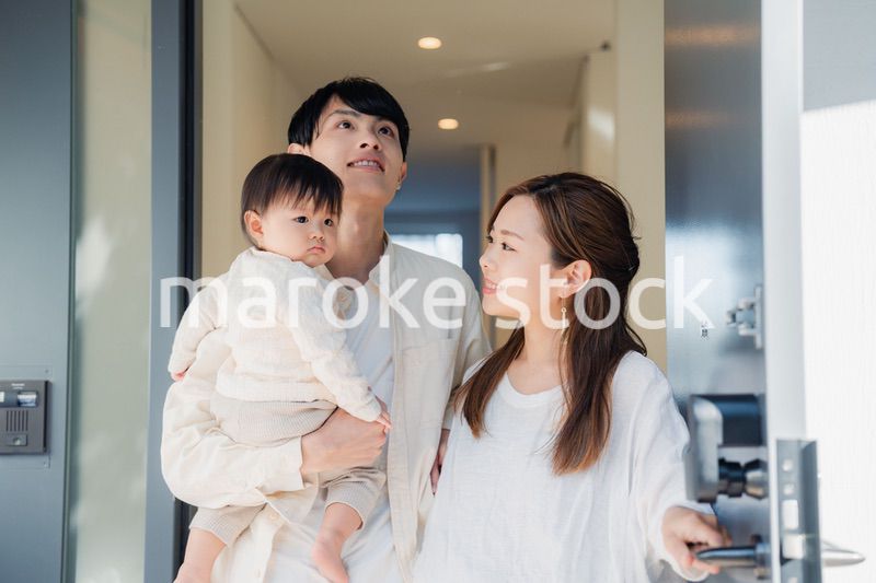 赤ちゃんとお出かけをする若いファミリー