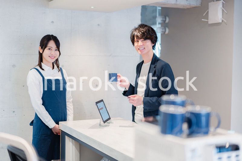 カフェでクレジットカード決済をする男性