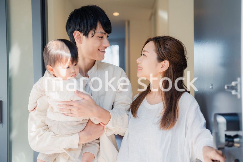 赤ちゃんとお出かけをする若いファミリー