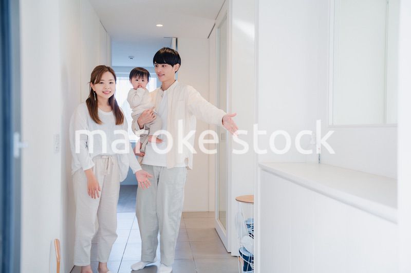 自宅にお客さんを招く若いファミリー