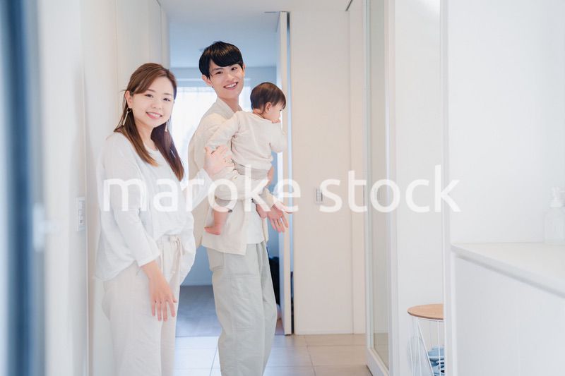 自宅にお客さんを招く若いファミリー