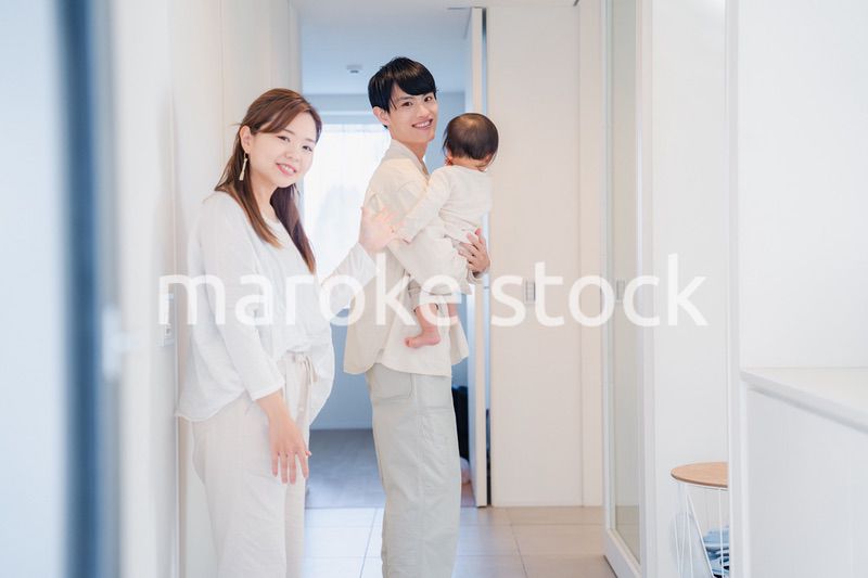 自宅にお客さんを招く若いファミリー