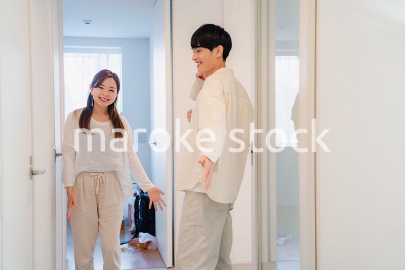 自宅にお客さんを招く若いファミリー