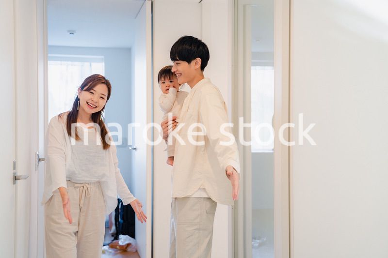 自宅にお客さんを招く若いファミリー