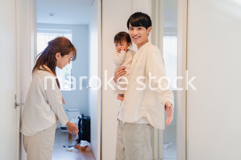 自宅にお客さんを招く若いファミリー