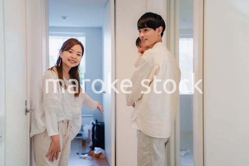 自宅にお客さんを招く若いファミリー