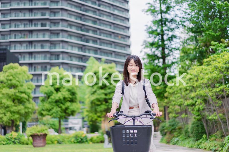 シェアサイクルで通勤をするビジネスウーマン