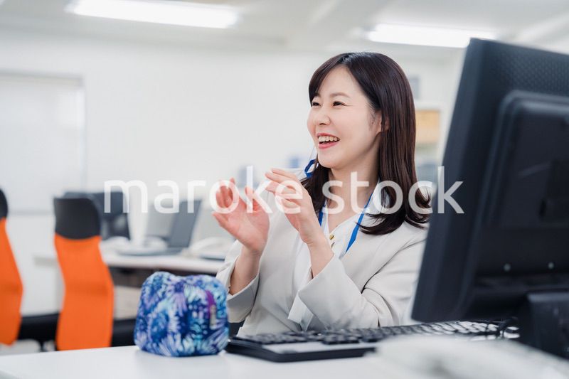 オフィスでお昼休みを過ごすビジネスウーマン