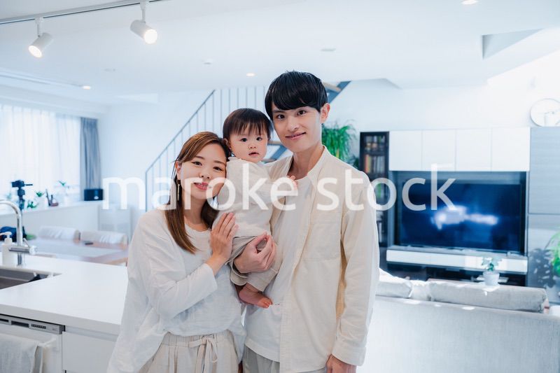 マイホームを購入した若いファミリー