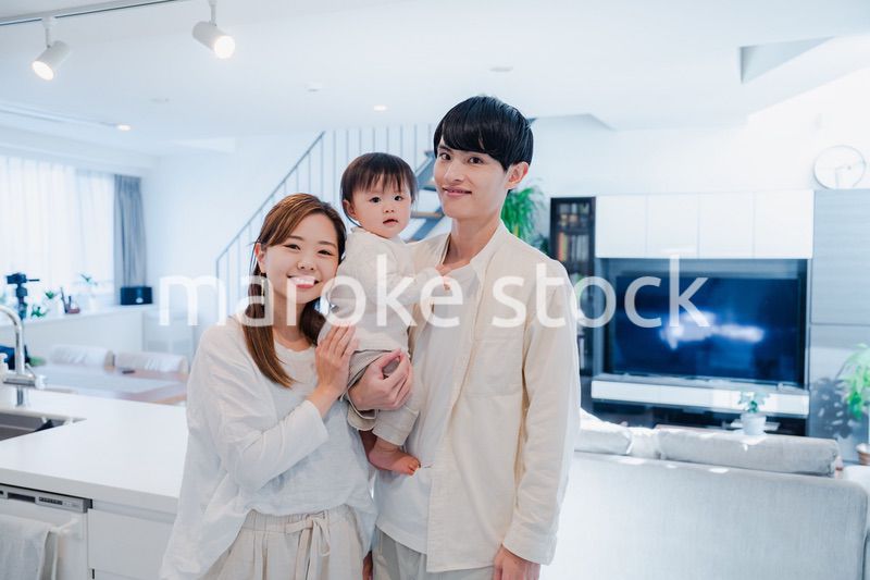 マイホームを購入した若いファミリー