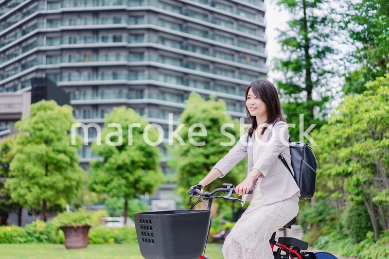 シェアサイクルで通勤をするビジネスウーマン
