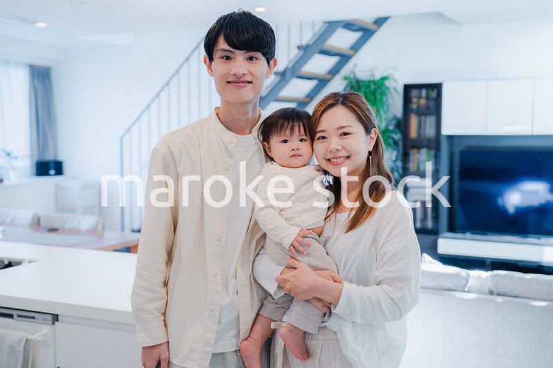 マイホームを購入した若いファミリー