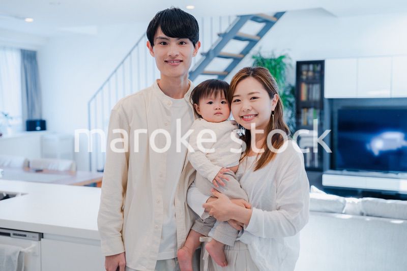 マイホームを購入した若いファミリー