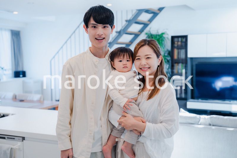 マイホームを購入した若いファミリー