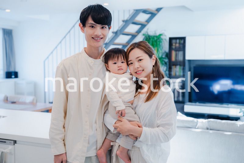 マイホームを購入した若いファミリー