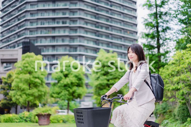 シェアサイクルで通勤をするビジネスウーマン