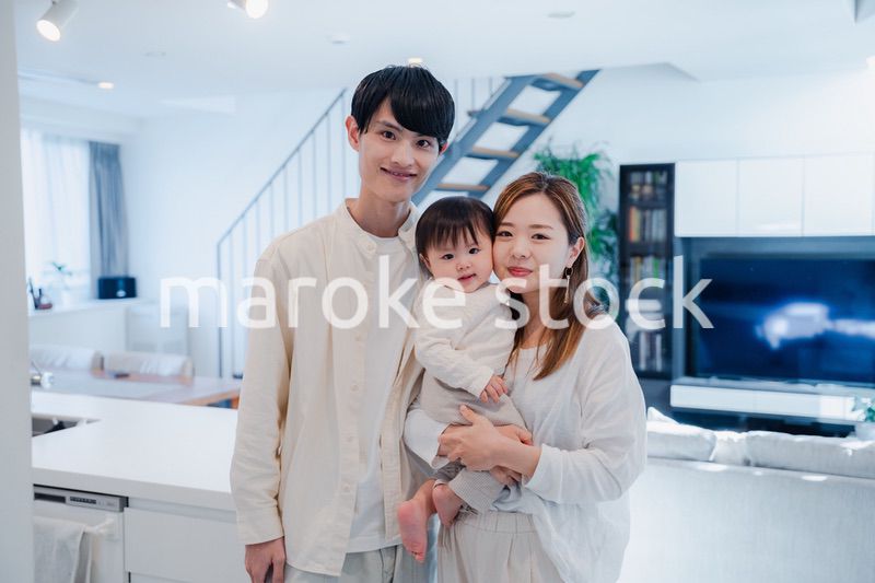 マイホームを購入した若いファミリー