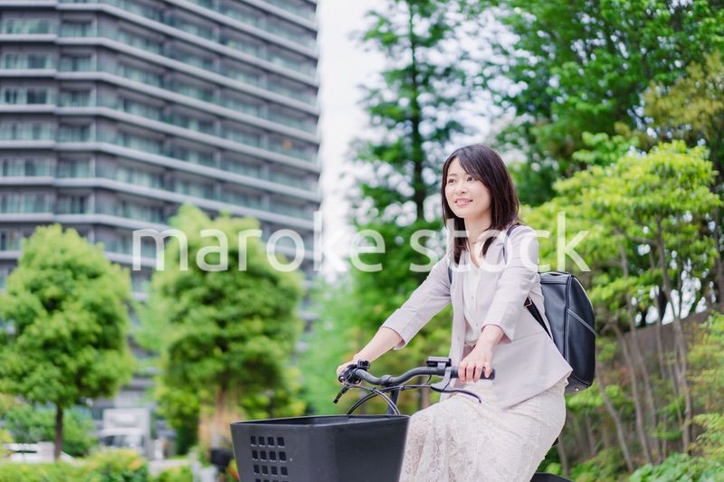 シェアサイクルで通勤をするビジネスウーマン