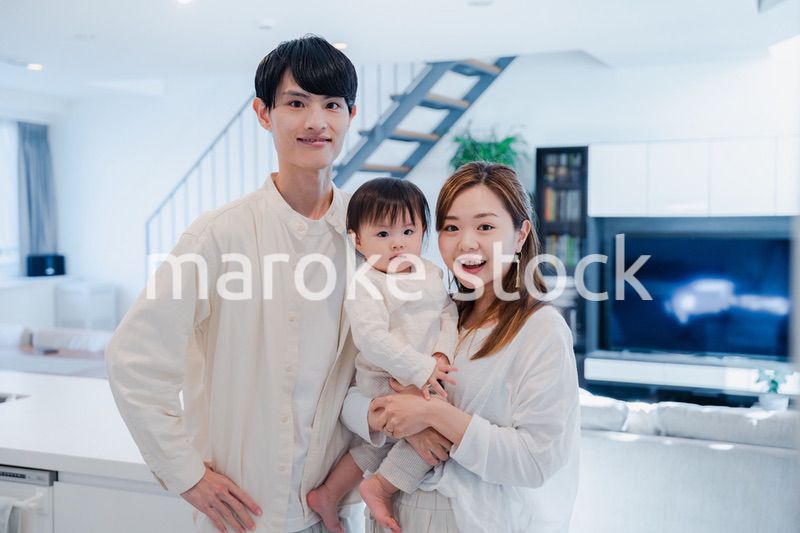 マイホームを購入した若いファミリー