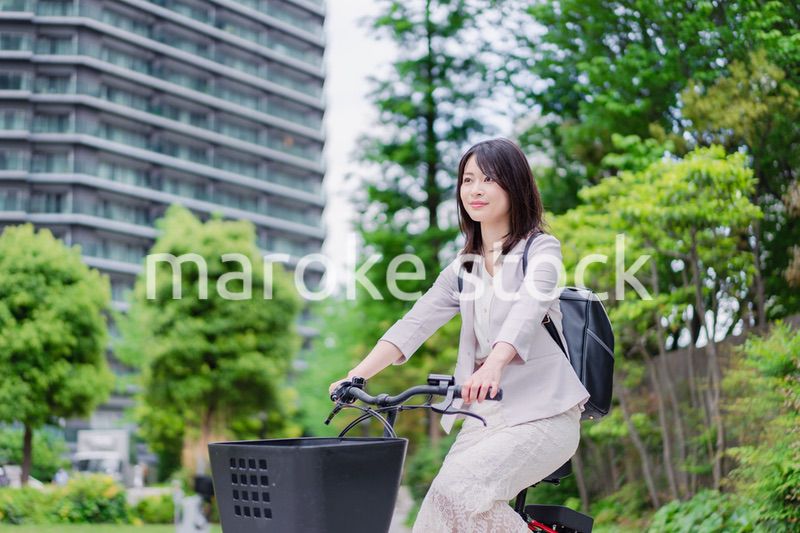 シェアサイクルで通勤をするビジネスウーマン