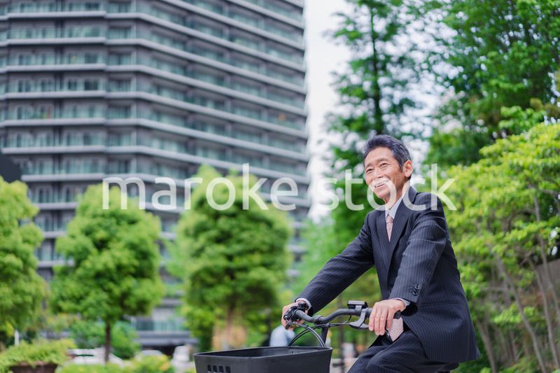 自転車通勤をする高齢のビジネスマン