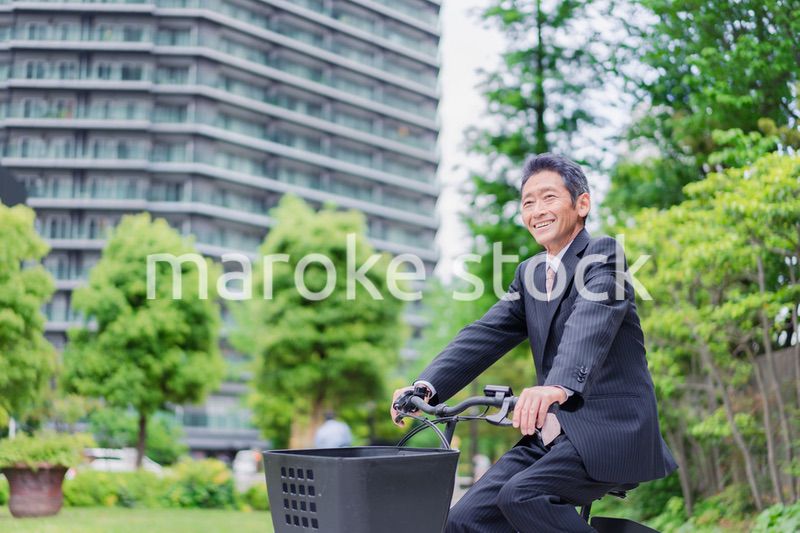 自転車通勤をする高齢のビジネスマン