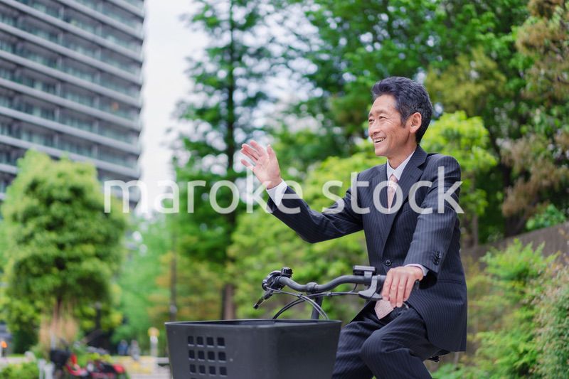 自転車通勤をする高齢のビジネスマン
