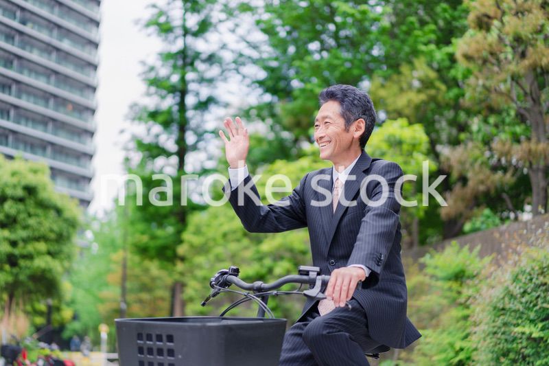 自転車通勤をする高齢のビジネスマン