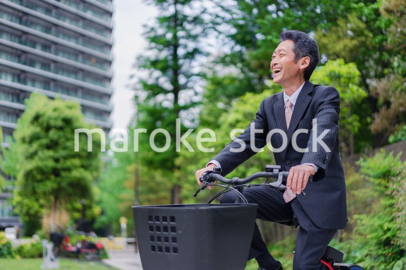 自転車通勤をする高齢のビジネスマン